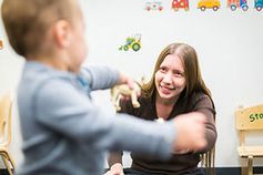 Rose Scott bei einem Experiment mit einem Kleinkind. Bild: ucmerced.edu