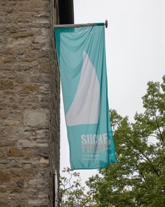 Fahne mit Motto des Kirchentages an der St. Josef-Kirche in Münster-Kinderhaus