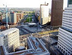 Blick über den Potsdamer Platz von Norden in Richtung Süden im Jahr 2004. Auf der begrünten Freifläche befand sich der oberirdische Potsdamer Bahnhof Bild: de.wikipedia.org