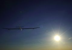 Solarflugzeug HB-SIA: Der Sonne entgegen auch über Nacht. Bild: solarimpulse.com