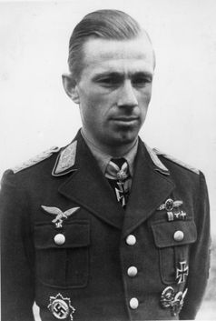 Helmut Lent im März 1943. Namensgeber der Kaserne.