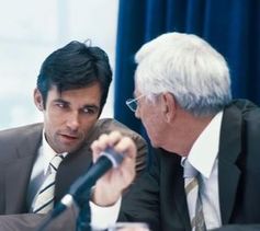 Mikro zuhalten: Schutz vor Spionage immer wichtiger. Bild: corporate-trust.de