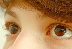Augen: Natur baut bei Frauen auf Kindchenschema. Bild. pixelio.de/Peter