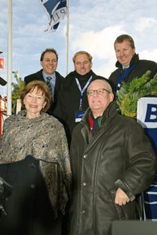 Hochzufrieden mit der Taufe: Stephan Wrage, Geschäftsführender Gesellschafter der SkySails GmbH & Co. KG, Niels Stolberg, Geschäftsführender Gesellschafter der Beluga Shipping GmbH, Lutz Stratmann, Niedersächsischer Minister für Wissenschaft und Kultur ( v.l., obere Reihe); Eva Luise Köhler, Gattin des Deutschen Bundespräsidenten und Taufpatin des MS „Beluga SkySails", Gunnar Uldall, Senator für Wirtschaft und Arbeit, Hamburg ( v.l. untere Reihe). Bild: Beluga Shipping GmbH