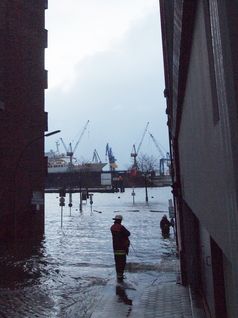 Überflutung der Großen Elbstraße in Hamburg-Altona