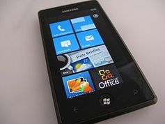 Beispiel für ein Smartphone mit Windows Phone 7, hier ein Samsung Omnia 7 Bild: Luca Viscardi from milano, italy / de.wikipedia.org