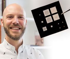TU-Wien-Wissenschaftler Silvan Schmid mit einem Nano-Sensor.