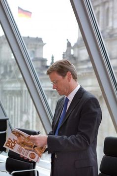 FDP-Chef Guido Westerwelle mit DU&ICH. Im Interview mit Deutschlands schwulem Magazin setzt der Spitzenpolitiker sich für eine leistungsbereite, weltoffene und tolerante Gesellschaft ein. Bild: obs/Jackwerth Verlag GmbH & Co. KG