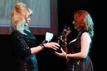 Dolly Buster überreicht Venus-Award an Nicole Kleinhenz für Flirtpub