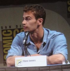 Theo James bei der Comic-Con 2011