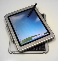 Hybrid-Tablet PC (HP TC1000) mit angeklappter Tastatur