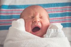 Baby: Neue KI erkennt Ursache für Weinen.