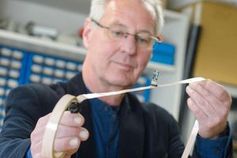 Uwe Hartmann zeigt sein flexibles Sensor-Kabel. Bild: Oliver Dietze