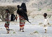 Eine Familie auf der Flucht vor der Dürre.