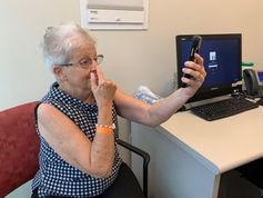 Patientin beim Schlaganfall-Selbsttest mit der App.