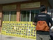 Greenpeace-Aktivisten protestieren vor der deutschen Botschaft in Brasilia gegen die finanzielle Unterstützung des AKW Angra 3.