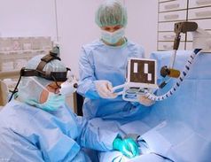 Tumor-OP: 3D-Brille "ARILE" ist für Operateure große Hilfe. Bild: Trivisio