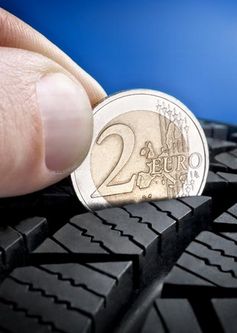 Der Test mit einer einfachen Zwei-Euro-Münze bringt es an den Tag: Nur wenn der vier Millimeter breite silbrige Münzrand vollständig in der Profilrille versinkt, kann er seine volle Bremskraft entfalten. Bild: "obs/Vergölst GmbH"