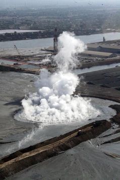 Dampfendes Hauptloch des Schlammvulkans auf Java
Quelle: ZMT (idw)