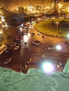 Der At-Tahrir-Platz bei Nacht; im Hintergrund Ägyptens Zentralverwaltungsgebäude, die Mogamma. Bild: Crashsystems / wikipedia.org