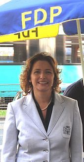 Nicola Beer an einem Infostand der FDP.  Bild: wikipedia