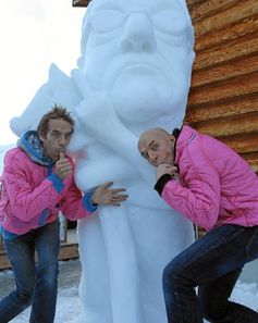 Die Künstler Oropax neben Peer Steinbrück als Schneemann des Jahres. Bild: "obs/AROSA TOURISMUS/swiss-image/Nadja Simmen"