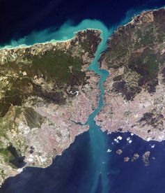 Der Istanbul-Kanal ist nordwestlich (links im Bild) des hier abgebildeten Istanbul mit Bosporus geplant.