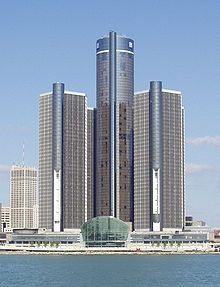 Renaissance Center in Detroit, heutige Firmenzentrale. Bild: Flibirigit on en.wikipedia