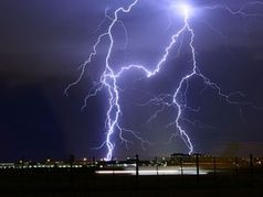 Blitze: Unwetter können schnell Blackouts auslösen.