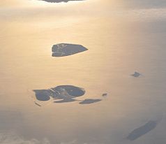 Luftaufnahme des Nationalparks, mit den Inseln Neuwerk (oben), Scharhörn, Nigehörn (unten) und Teilen des Scharhörner und Neuwerker Watts (rechts und unten). Bild: Vincent van Zeijst / de.wikipedia.org