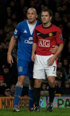 Michael Owen gegen John Heitinga (FC Everton), 2009