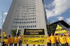 "Atomkonzerne zocken Deutschland ab!". Mit diesem Slogan protestieren Greenpeace Aktivisten vor der Leipziger Strombörse EEX. Der Anlass: Bundeskanzlerin Angela Merkels Besuch bei der Boerse im Rahmen ihrer Energiereise. Bild: Christiane Eisler/Greenpeace