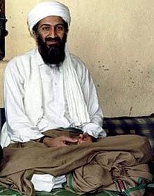 Bin Laden im Jahr 1997 Bild: File:Hamid Mir interviewing Osama bin Laden.jpg: Abdul Rahman bin Laden (son of Osama bin Laden) took the photo and released it to Hamid Mir, a Pakistani news reporter at the time. / de.wikipedia.org