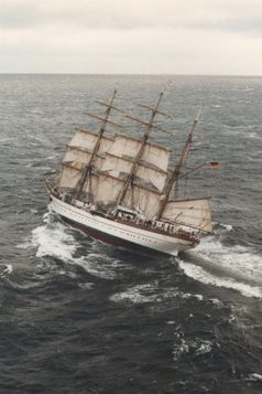 Marine Segelschulschiff GORCH FOCK - Drei-Mast-Stahl-Bark volle Segel Klasse 441 A 60 - Marineschule Mürwik - Marinestützpunkt Kiel - Kiellegung 24.02.1958 - Stapellauf 23.08.1958 - Indienststellung 17.12.1958 - Werft Blohm und Voss Hamburg - Galionsfigur ALBATROS. Bild Deutsche Marine