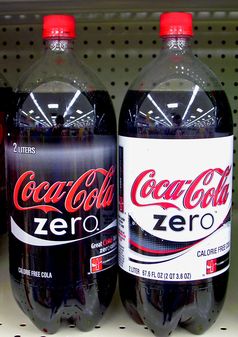Coca Cola mit fragwürdigen Zusätzen (Symbolbild)