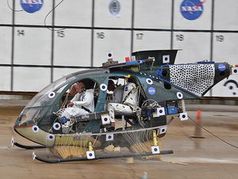 Heli-Crashtest mit Kevlarwaben-Polster. Bild: NASA/Sean Smith