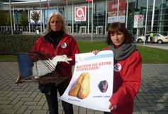 "Foie Gras (Fettleber) ist keine Delikatesse, sondern eine Diagnose" - unter diesem Motto protestiert die Tierschutzorganisation VIER PFOTEN  gegen Stopfleber auf der Lebensmittelmesse Anuga. Bild: VIER PFOTEN