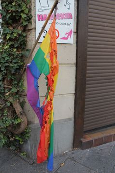 Regenbogen-Flagge angezündet Bild: Polizei