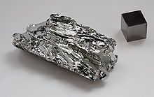 Molybdän, kristallines Bruchstück Bild: Alchemist-hp (talk) (www.pse-mendelejew.de) / de.wikipedia.org