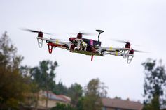 Drohne: hängt auch rechtlich noch in der Luft. Bild: flickr.com, unten44