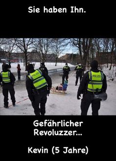 2020/2021: Polizisten jagen Kinder die schlittenfahren oder Geburstag feiern (Symbolbild)