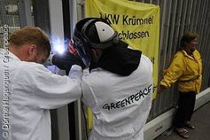 Greenpeace-Aktivisten schweißen das Tor zum AKW Krümmel zu.  Bild: Greenpeace e.V.