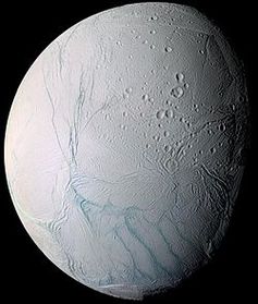 Enceladus, aufgenommen von der Raumsonde Cassini Bild: de.wikipedia.org