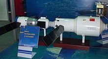 Ungenaues Modell von Tiangong 1 (rechts) mit angedocktem Shenzhou-Raumschiff (links). Die Kopplung der Shenzhou-Raumschiffe wird entgegen dem Modell am anderen Ende erfolgen. Bild: טל ענבר.de.wikipedia.org