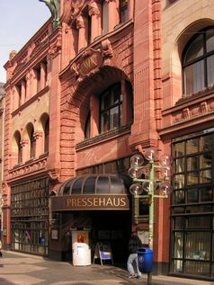Fassade des Pressehauses Wiesbadener Kurier in der Wiesbadener Fußgängerzone. Bild: Wolfgang Pehlemann / wikipedia.org