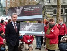 Ehrenkonsul Klaus Rainer Kirchhoff und VIER-PFOTEN Kampagnenleiterin Dr. Martina Stephany am 29.11.11 in Hamburg,  Bild: VIER PFOTEN