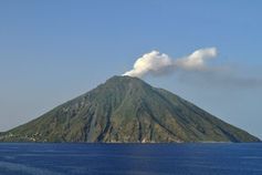 Stromboli: Forscher überwachen Aktivität. Bild: pixelio.de, Bernhard Friesacher