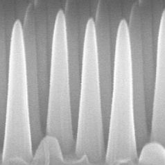 Nano-Struktur: Winzige Kegel verleihen Glas neue Eigenschaften. Bild: MIT