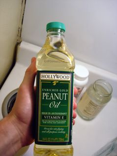 Flasche mit Erdnussöl