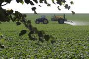 Pflanzenschutzmittel, die in der Landwirtschaft eingesetzt werden, sind ein größeres Problem als lange angenommen. Das geht aus einer Studie hervor, für Daten zu 500 organischen Substanzen in den Einzugsgebieten von vier großen europäischen Flüssen ausgewertet wurden. Dabei zeigte sich, dass 38 Prozent dieser Chemikalien in Konzentrationen vorkommen, bei denen Wirkungen auf Organismen nicht auszuschließen sind. Foto: André Künzelmann/UFZ